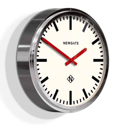 Optez pour le style vintage et rétro avec Metropolitan de Newgate : une horloge de haute qualité au design intemporel, parfaite pour les maisons traditionnelles et contemporaines.