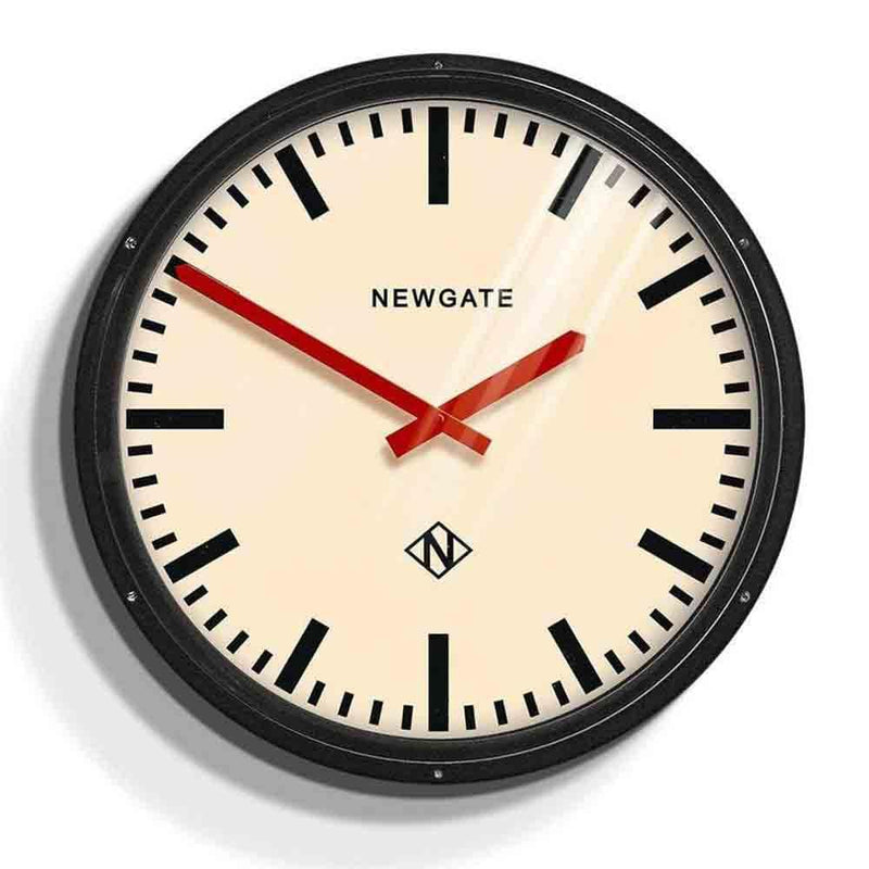 Ajoutez une touche de dynamisme à votre décor avec Metropolitan : une horloge surdimensionnée au design industriel, dotée d&