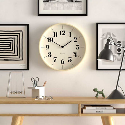 Créez un point focal audacieux avec Mr Clarke Hopscotch de Newgate : une horloge murale au design épuré et intemporel, qui apporte une polyvalence exceptionnelle à n'importe quelle pièce de votre maison.
