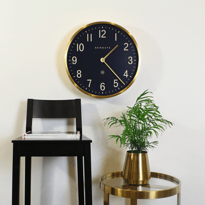 Optez pour l'intemporalité et la robustesse avec Mr Edwards de Newgate : une horloge murale classique, disponible dans différentes tailles et finitions, pour s'adapter à tout type de décoration.