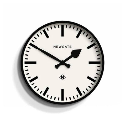 Ajoutez une touche de modernité avec Number Three Railway de Newgate : une horloge murale au design saisissant, avec une finition noire mate et des marqueurs audacieux.