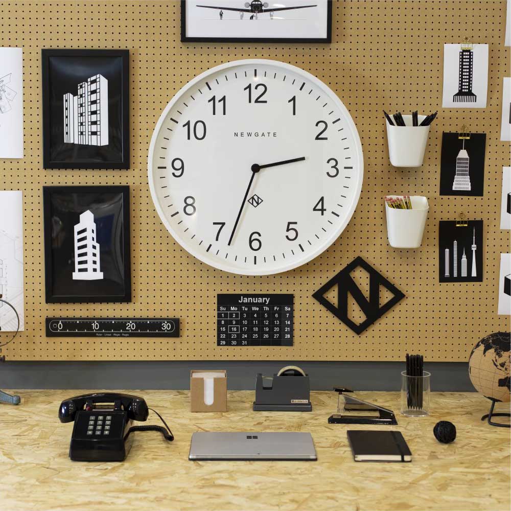 Transformez votre espace avec Professor de Newgate : une horloge murale au boîtier moderne au fini mat et au cadran minimaliste, qui incarne l'esthétique contemporaine à la perfection.
