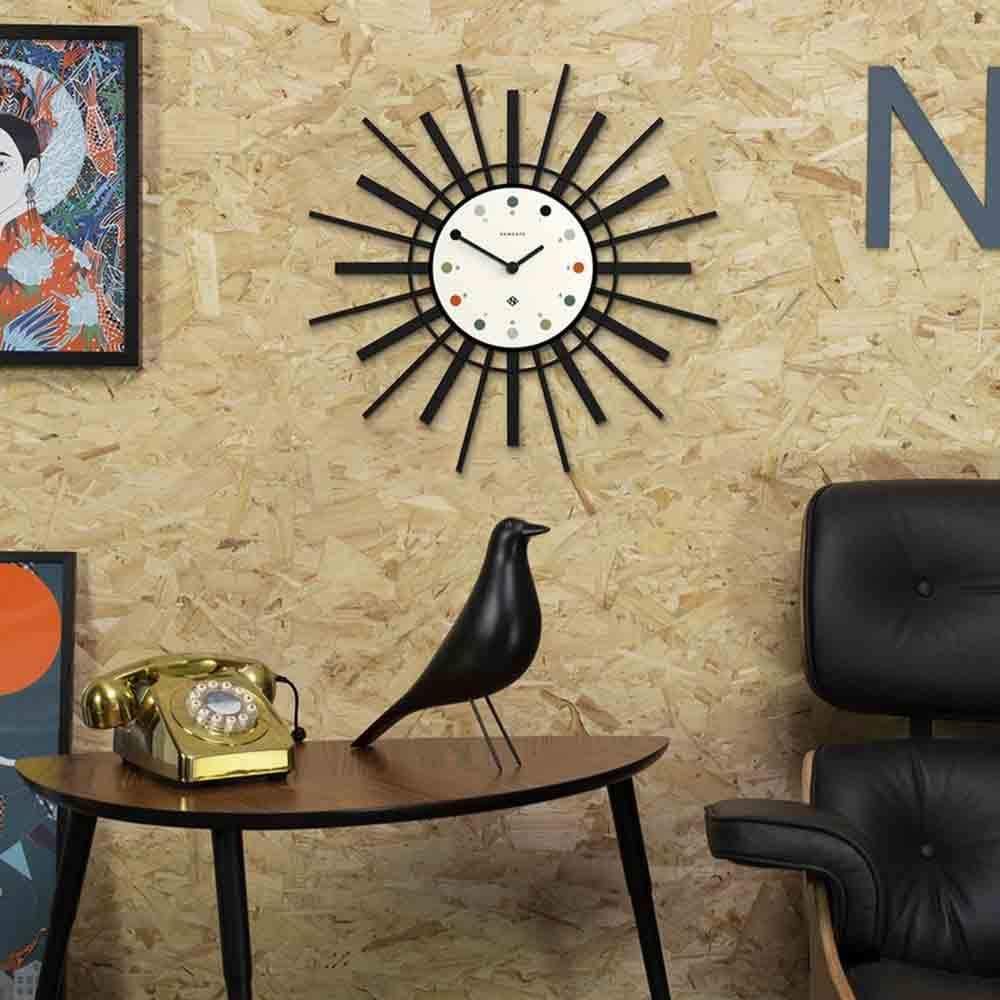 Ajoutez une touche de nostalgie à votre décor avec Stingray de Newgate : une horloge murale rétro dotée d'aiguilles droites en métal, qui complètent parfaitement son allure vintage.