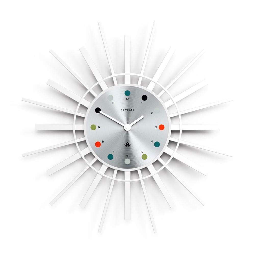 Associez rétro et contemporain avec Stingray de Newgate : une horloge murale au mariage réussi entre le charme vintage et des éléments contemporains, pour un look unique et captivant. blanc / argent