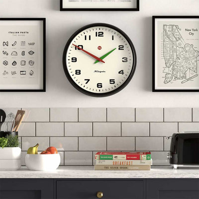 Ajoutez une note rétro à votre décoration avec Superstore de Newgate : une horloge murale au style vintage, dotée d'aiguilles colorées et d'un boîtier en métal robuste, pour un charme nostalgique incomparable.