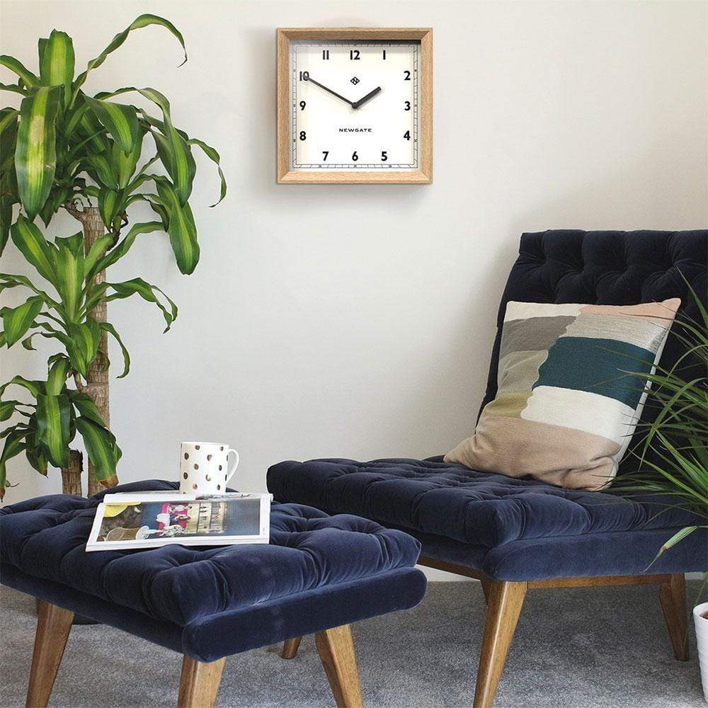 Optez pour la simplicité avec The Old Joe de Newgate : une horloge murale au design moderne et carré, qui apporte une touche de modernité à votre espace tout en conservant une élégance intemporelle.