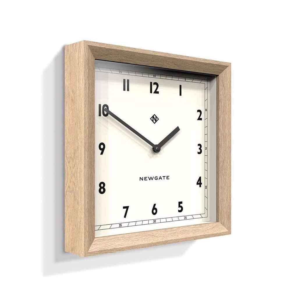 Alliez style et fonctionnalité avec The Old Joe de Newgate : une horloge murale protégée par une lentille en verre plat, offrant une lisibilité optimale tout en préservant le cadran des dommages éventuels.