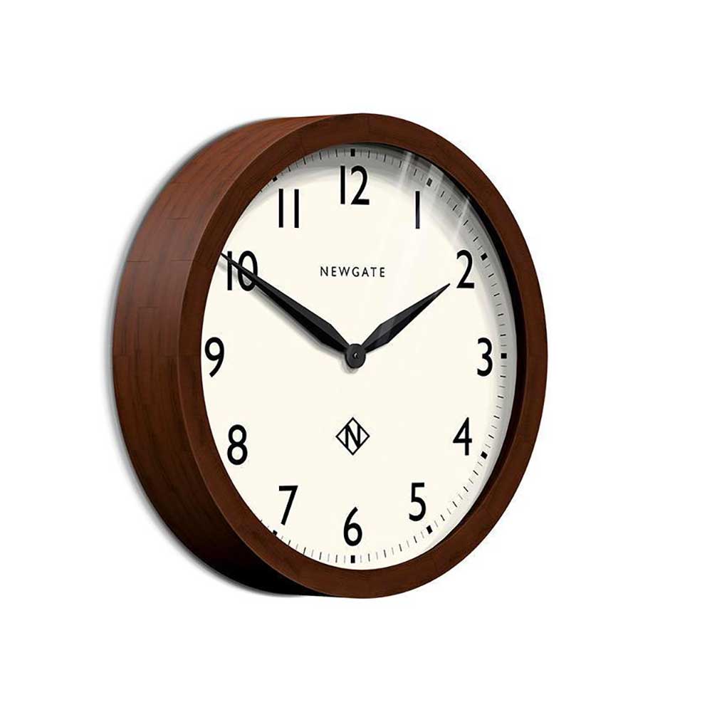 Créez une ambiance chaleureuse et sophistiquée avec l'horloge murale Wimbledon de Newgate : son bois massif et sa lentille en verre ajoutent une touche de caractère et de luxe à votre décoration intérieure.