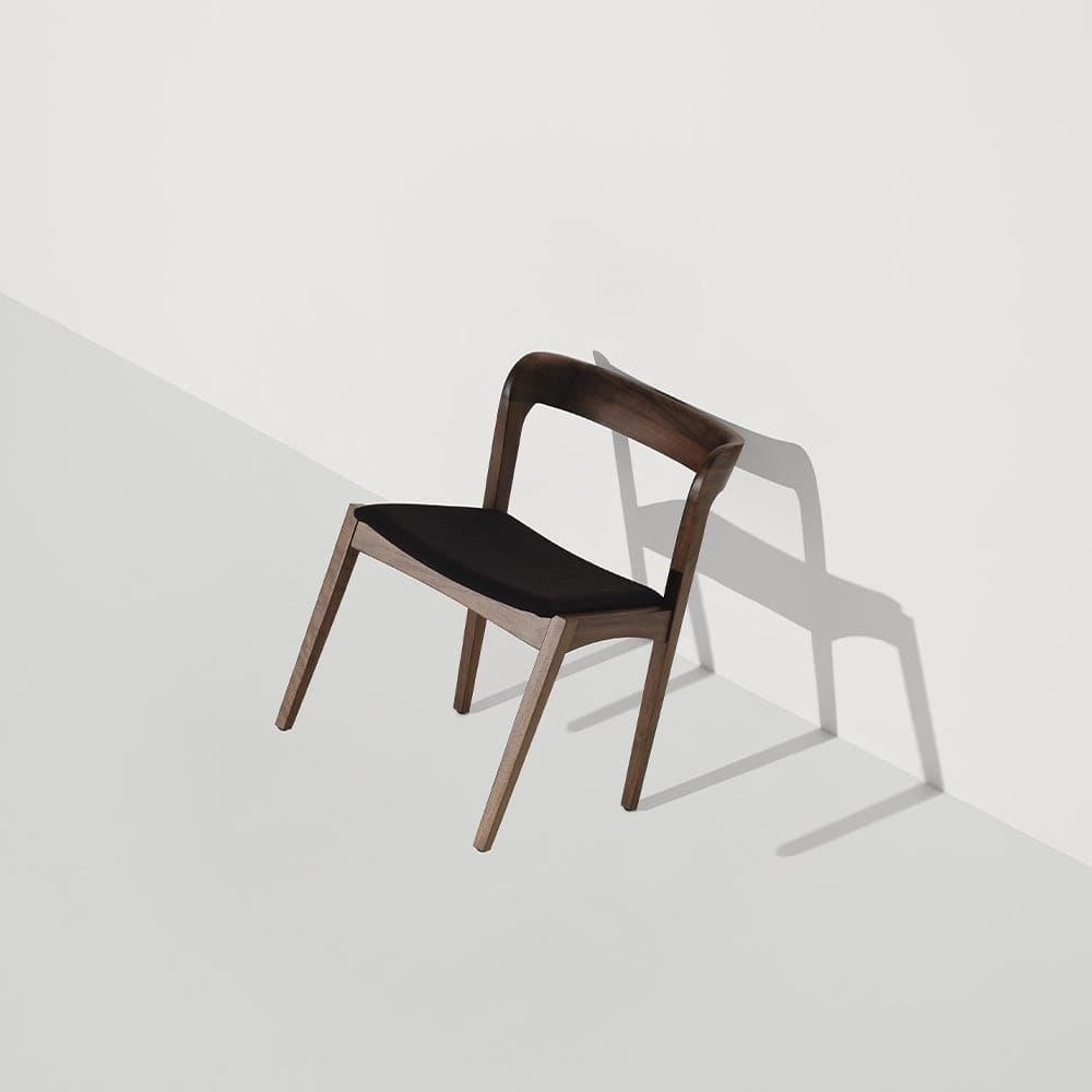La chaise Bjorn tire son nom et son esthétique du lieu de naissance du design du milieu du siècle dernier, la Scandinavie