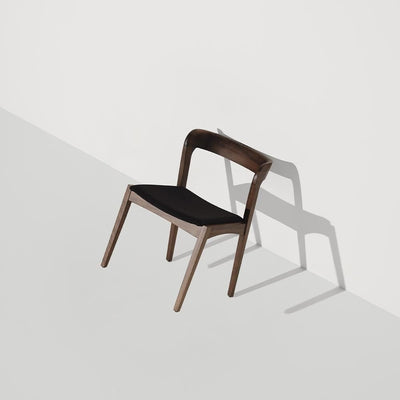 La chaise Bjorn tire son nom et son esthétique du lieu de naissance du design du milieu du siècle dernier, la Scandinavie