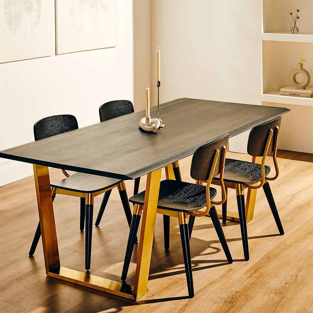 La chaise Scholar de Nuevo revisite avec modernité la chaise d'école vintage. Métal et chêne, ou chêne et cuir artificiel, cette pièce allie robustesse, élégance et personnalisation.