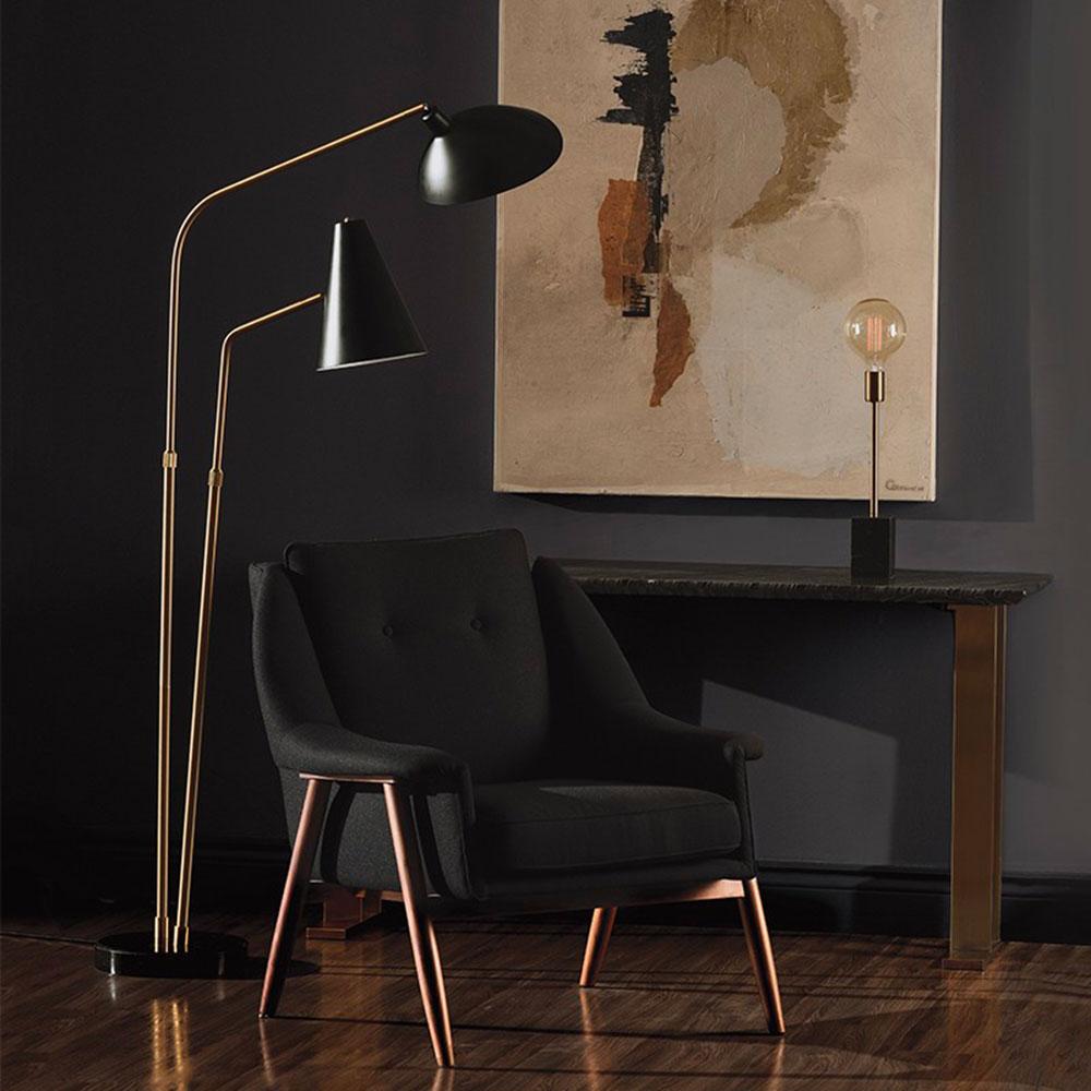 Lampe Dominique : esthétique moderne et luxueuse avec ses nuances noires polies, tube en or brossé et base en marbre noir, pour un look urbain sophistiqué.