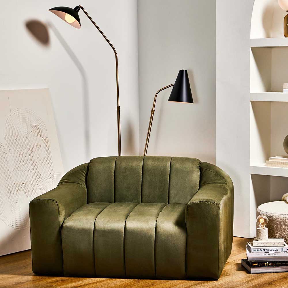 Ajoutez une touche de sophistication avec le fauteuil Coraline de Nuevo. Son design distinctif et son assise en tissu lin créent un refuge accueillant dans votre espace.