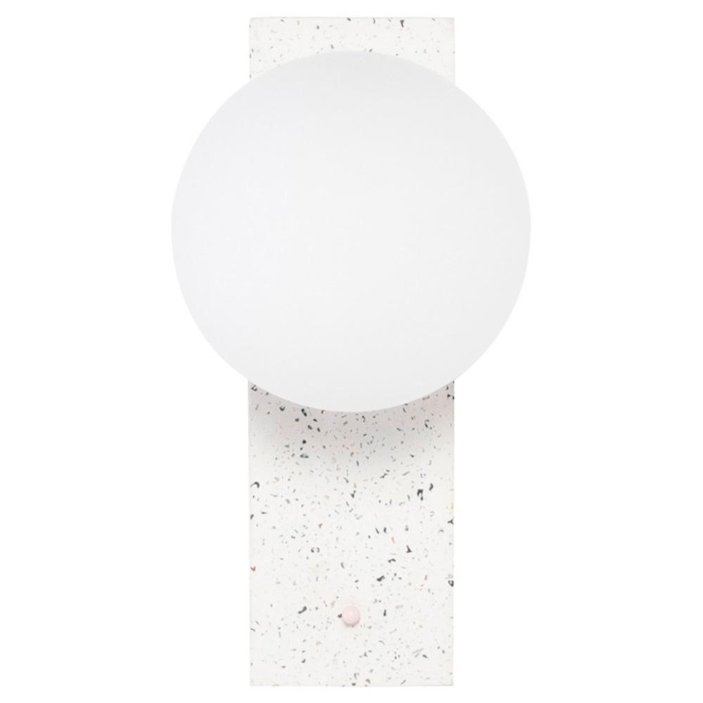 Découvrez la lampe murale Nani : design discret et contemporain, avec un cadre rectangulaire en terrazzo pour une touche spectaculaire. Blanc, Speckle.