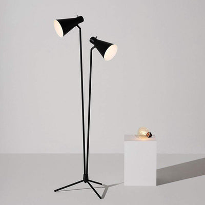 Lampe Thom de Nuevo : élégance et fonctionnalité avec sa finition noire mate et ses deux têtes pivotantes pour une flexibilité d'éclairage optimale.