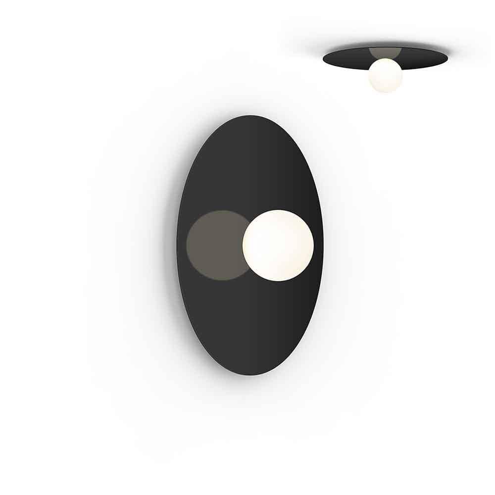 Pablo Designs Bola Disc Flush, lampe murale LED avec un globe en verre et un abat-jour en forme de disque, en aluminium, noir mat, 22ʼʼ