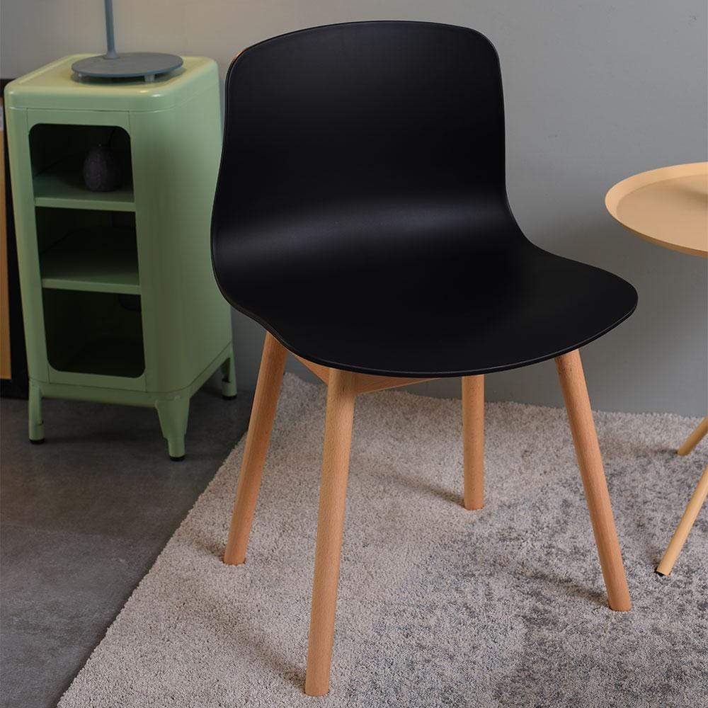 Chaise à dîner du XXIe siècle, dos épuré, silhouette propre. Reproduction intemporelle, bois élégant, stabilité assurée. Icône de design pour vos intérieurs.