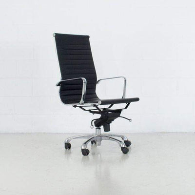 Cette chaise de bureau inspirée de la Group Executive de Charles et Ray possède une allure qui en fait un incontournable chez Nüspace.