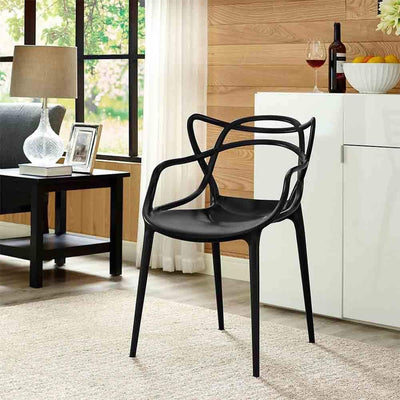 Empilable et disponible en différentes couleurs, la chaise de salle à manger Masters est une synthèse stylistique qui remporte un franc succès.