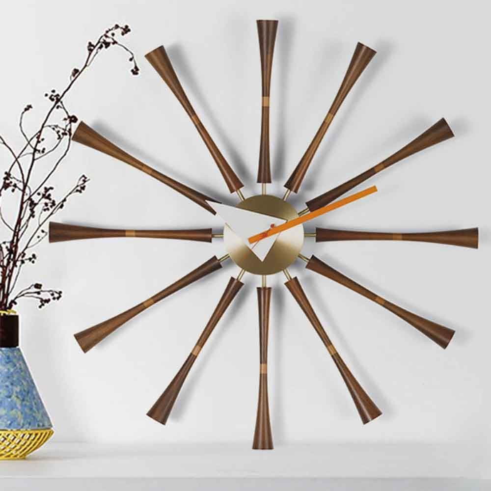 Eh oui ! Encore une icône de design de George Nelson. Cette horloge "mid-century" Spindle à la fois légère et discrète vous aidera à admirer les heures qui passent.