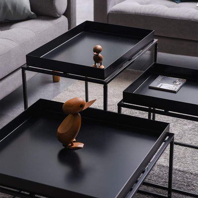 La table d'appoint métallique Tray est un meuble multifonctionnel qui s'adapte facilement à vos besoins. Avec son plateau, la table Tray peut servir de table de chevet ou de table basse.