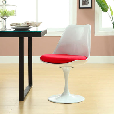 Originellement pensée pour correspondre à la table à dîner de la même collection, la chaise Tulipe aux courbes douces et harmonieuses est fabriquée avec des matériaux expérimentaux à son époque, tels que la fibre de verre et l'aluminiu