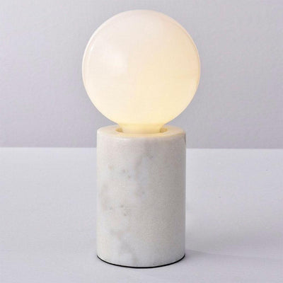 Minimale et sobre, la base de lampe Jiar, en marbre ou en bois, vous permettra de changer d'ampoule au grès des humeurs et de mettre en vedette vos globes incandescents les plus rétro.
