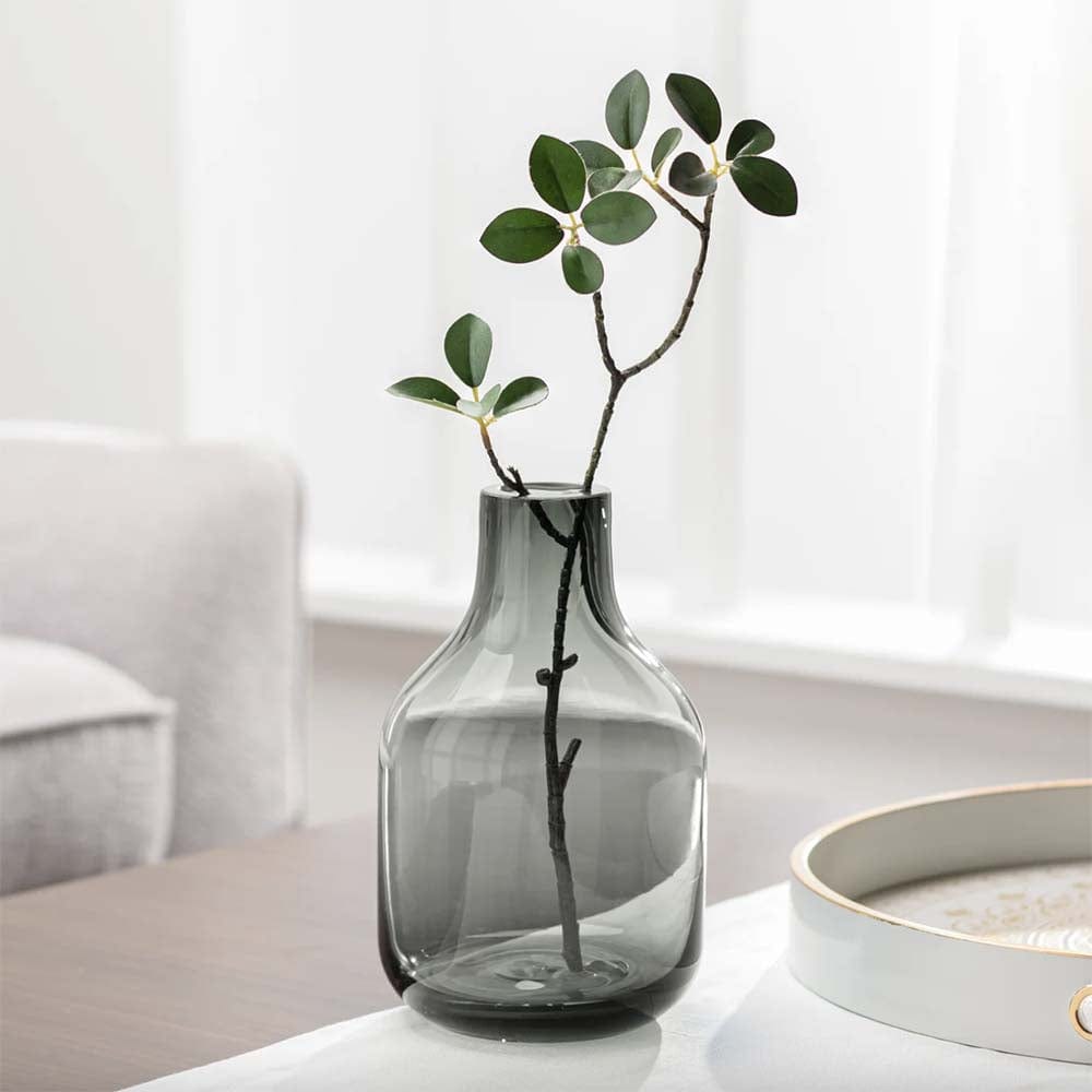 Élégance intemporelle : le vase Beau Mini, inspiré du Mid-Century Modern, apporte une note de couleur subtile sur tables à café ou d'appoint.