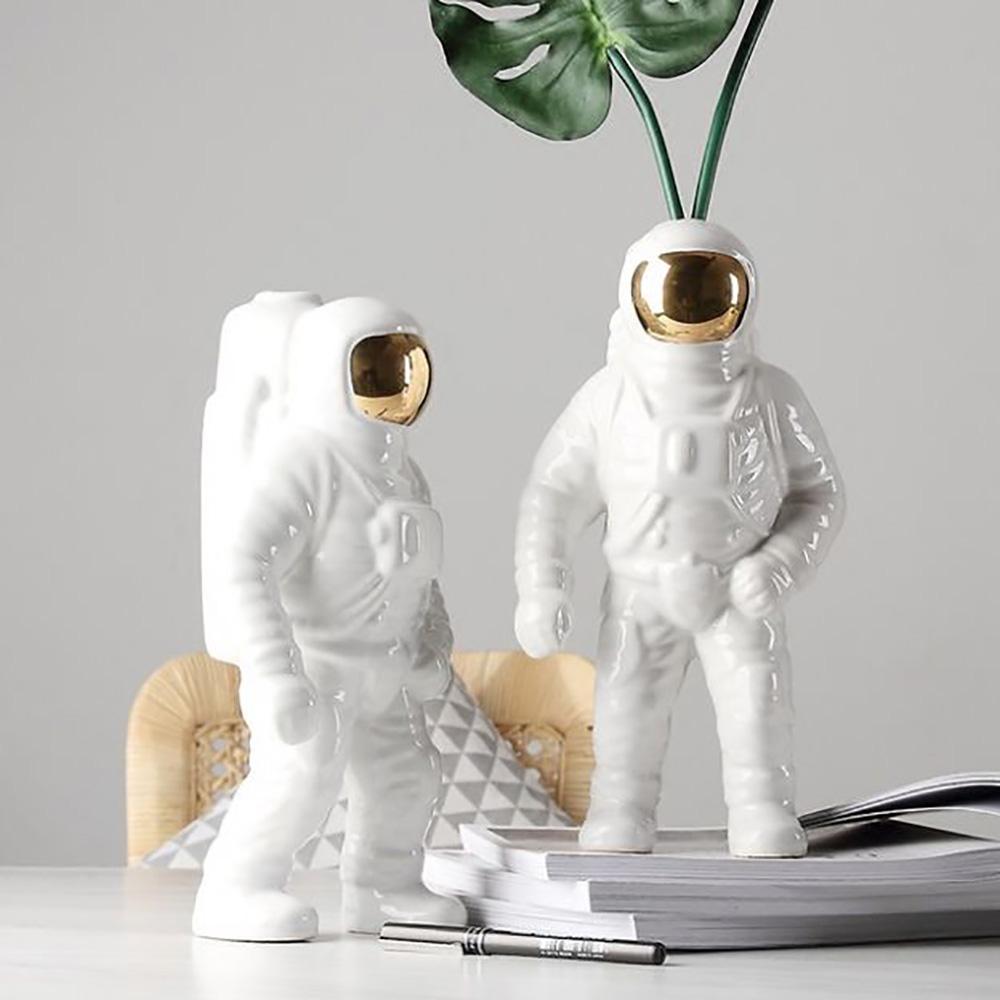 Découvrez le vase Starman de la collection Cosmic Diner, un chef-d'œuvre intergalactique en porcelaine signé Diesel et Seletti, ajoutant une touche artistique et ludique à votre table.