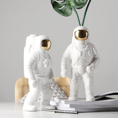 Découvrez le vase Starman de la collection Cosmic Diner, un chef-d'œuvre intergalactique en porcelaine signé Diesel et Seletti, ajoutant une touche artistique et ludique à votre table.