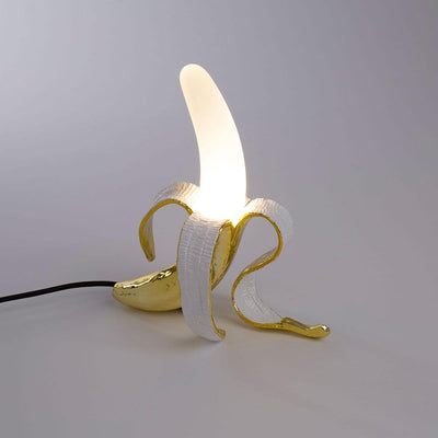 Explorez l'audace et la modernité avec la lampe de table Louie : un luminaire conçu avec précision en résine et verre, parfait pour les amateurs de design contemporain.