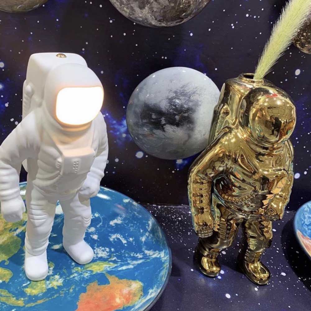 Explorez l'espace infini avec style grâce à l'astronaute Flashing Starman : une création remarquable de la collection 'Cosmic' en partenariat avec Diesel, conçue pour captiver l'imagination.