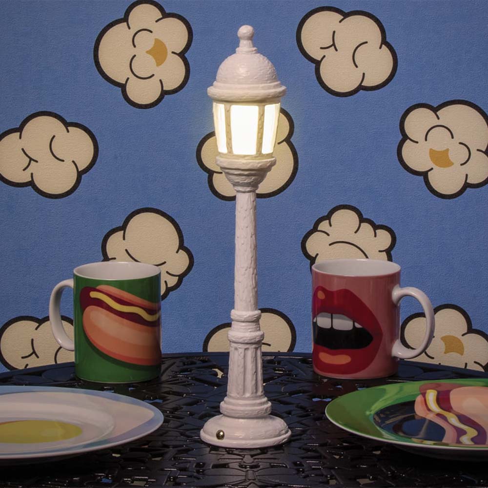 Ajoutez une touche de nostalgie vintage à votre intérieur avec la lampe de table en forme de lampadaire par Seletti : une version compacte qui capture l'essence des lampadaires urbains classiques