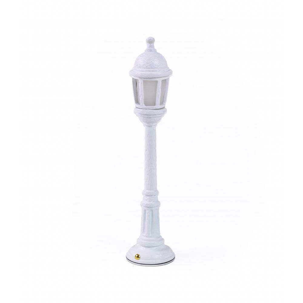 Transformez votre espace avec la lampe de table en forme de lampadaire par Seletti : un clin d'œil nostalgique à l'époque révolue des rues éclairées par des lampadaires, maintenant disponible dans votre salon. Blanc.