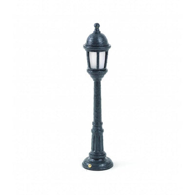 Plongez dans l'élégance rétro avec la lampe de table en forme de lampadaire par Seletti : une création qui évoque le charme intemporel des rues d'autrefois. Noir.