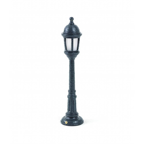 Plongez dans l'élégance rétro avec la lampe de table en forme de lampadaire par Seletti : une création qui évoque le charme intemporel des rues d'autrefois. Noir.