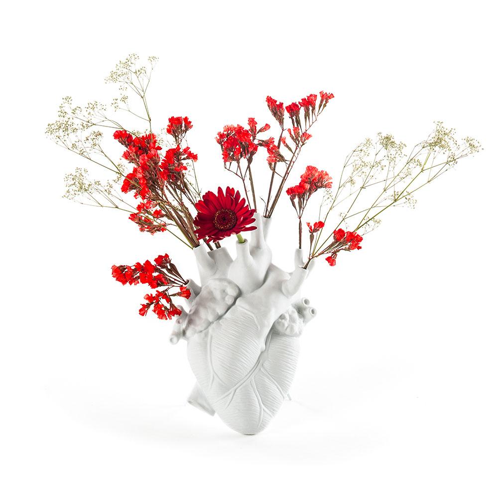 Seletti propose le vase Love in Bloom, une création artistique de Marcantonio Raimondi Malerba. Ce cœur anatomique offre une expression poétique et singulière de l'amour.
