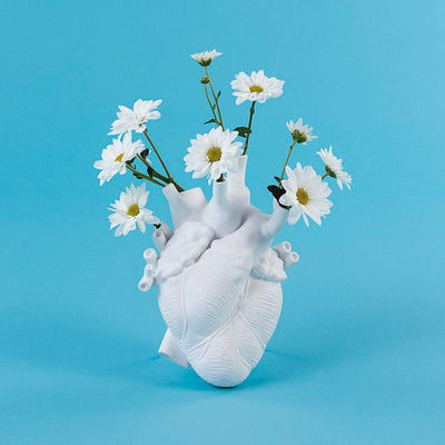 Le vase Love in Bloom de Seletti, par Marcantonio Raimondi Malerba, est une œuvre d'art unique représentant un cœur en battement, avec des détails anatomiques pour une expression poétique de l'amour.