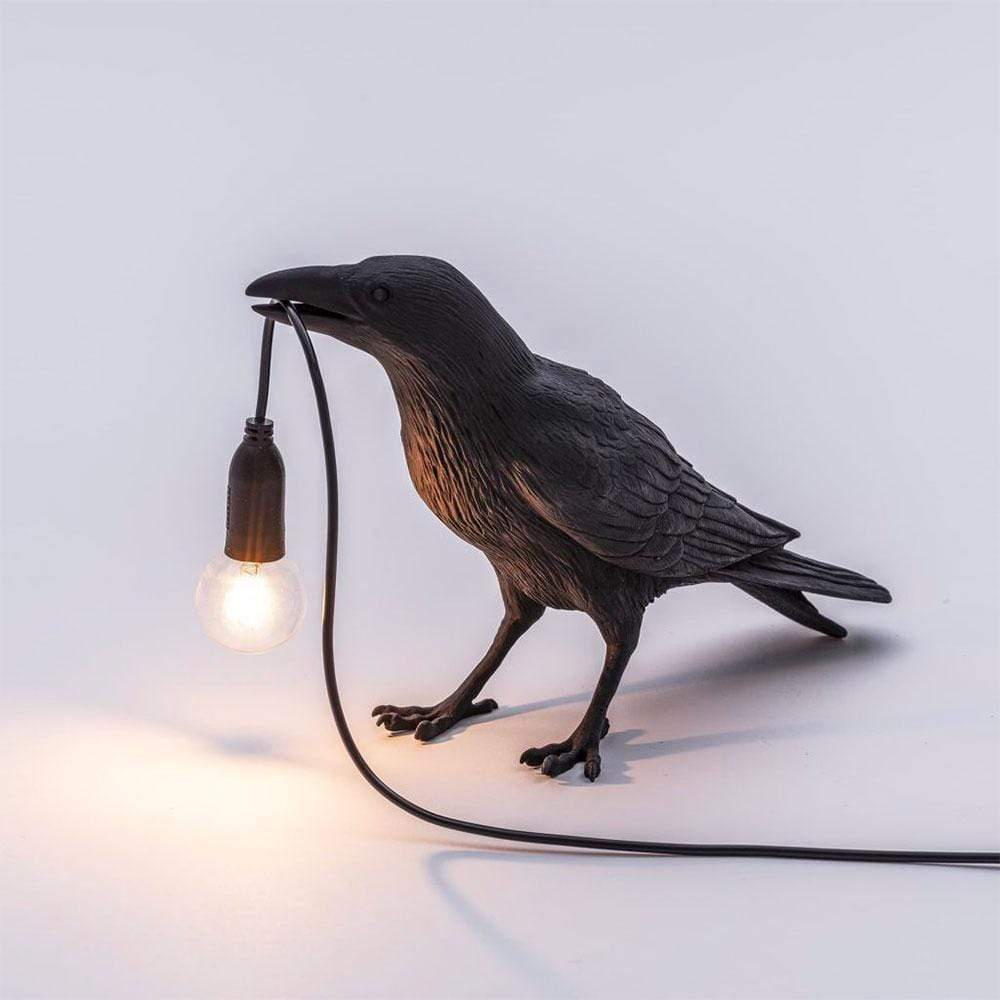 Transformez votre chambre en un conte de fées avec le corbeau de Seletti : une lampe qui évoque le lien profond entre l'homme et la nature, tout en captivant l'imagination