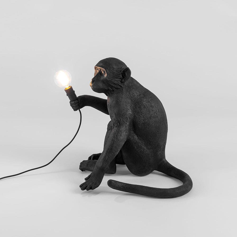 La lampe Singe assis noir de Seletti vous transporte dans une jungle poétique. À la frontière entre art contemporain et design, elle apporte une touche de nature sauvage à votre intérieur.