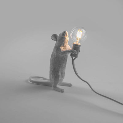 Ajoutez une note ludique à votre espace de vie avec la lampe de table souris de Seletti, une petite créature qui incarne le charme irrésistible de la fantaisie.