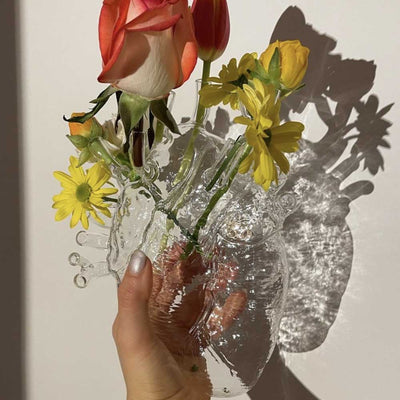 Seletti présente le vase Love in Bloom, une création artistique par Marcantonio Raimondi Malerba. Ce cœur en battement avec détails anatomiques offre une expression poétique de l'amour.