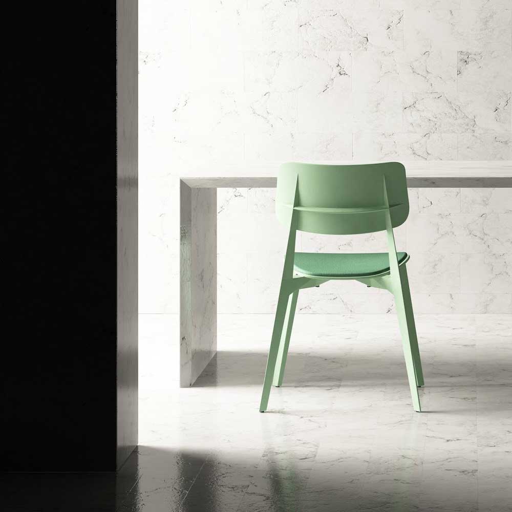 Une forme conçue à partir de souvenir où le confort de chaise d'école en bois des années 1950 a été réinventé dans la chaise plastique monobloc empilable du XXIe siècle. Voici Stellar de TOOU Design.
