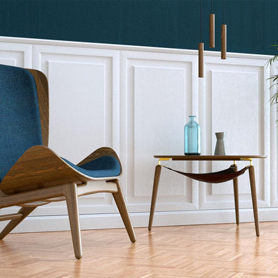 Avec sa forme organique minimale, ainsi que la combinaison de bois et de fins détails métalliques, la table basse Hang Out d’Umage a une expression scandinave classique. De minces pieds gracieux fixés à un support en métal et un plateau de table arrondi