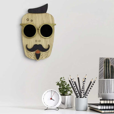 Masque décoratif Max par Umasqu : une fusion audacieuse de l'esthétique hipster et de l'artisanat traditionnel. Chaque détail, de la coupe de cheveux à la moustache, crée une œuvre d'art unique en bois coloré.