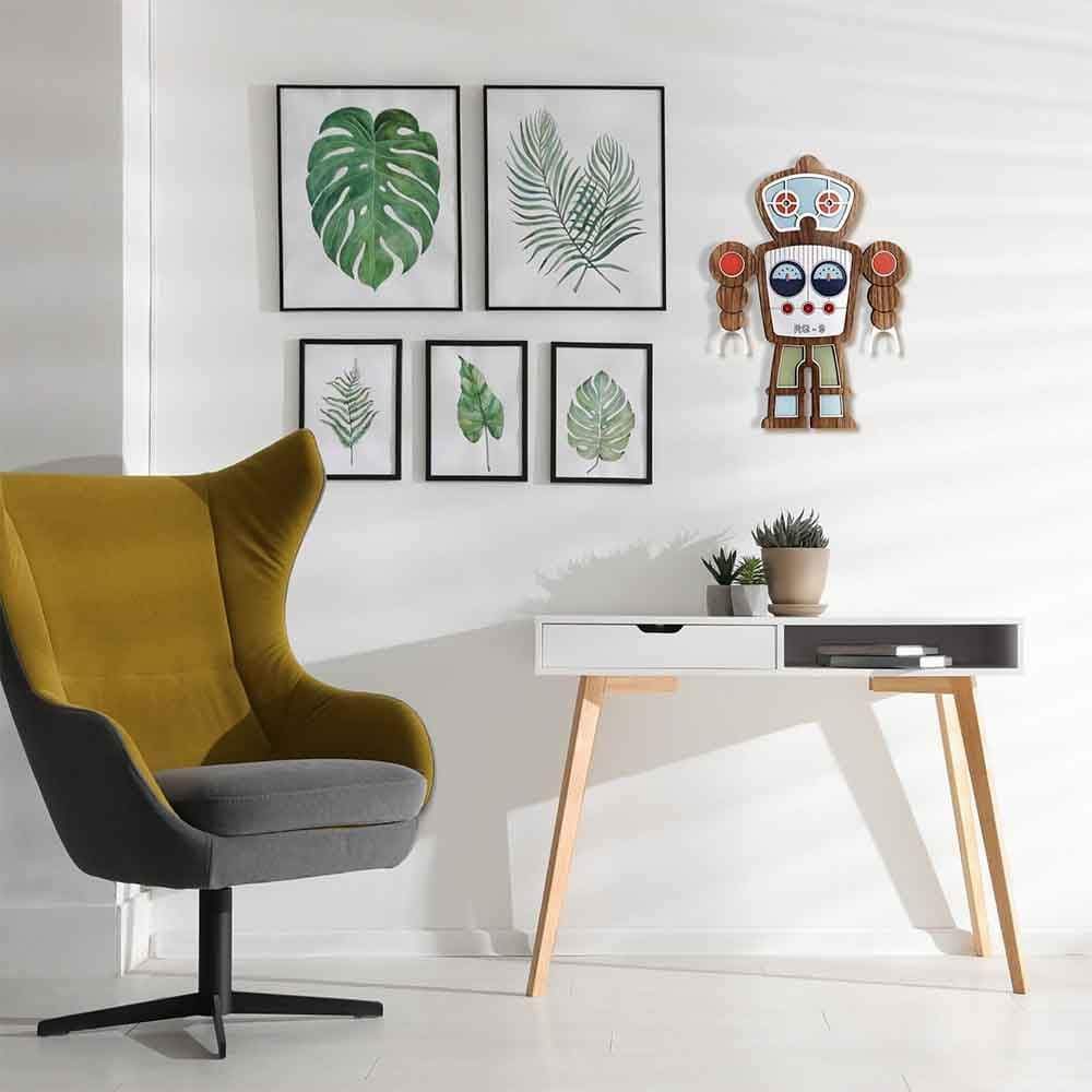 Le robot rétro en bois d'Umasqu incarne la créativité et l'artisanat, rendant hommage aux jouets des années 40 à 60. Accroché au mur, il ajoute une touche rétro artistique à votre espace.
