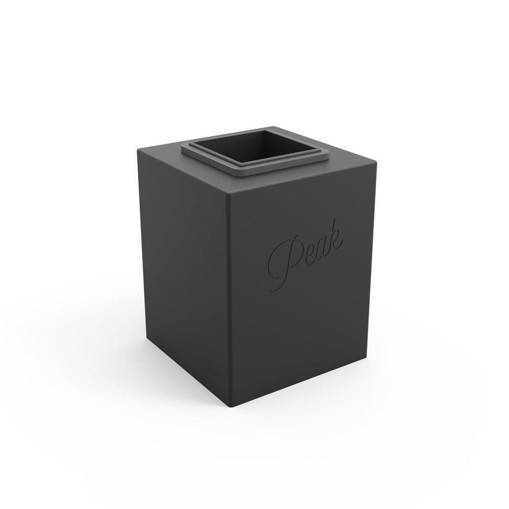Améliorez votre expérience de dégustation avec le bac à glaçons Cube de W & P Design. Des glaçons de grande taille qui se diluent lentement pour préserver les saveurs de vos spiritueux