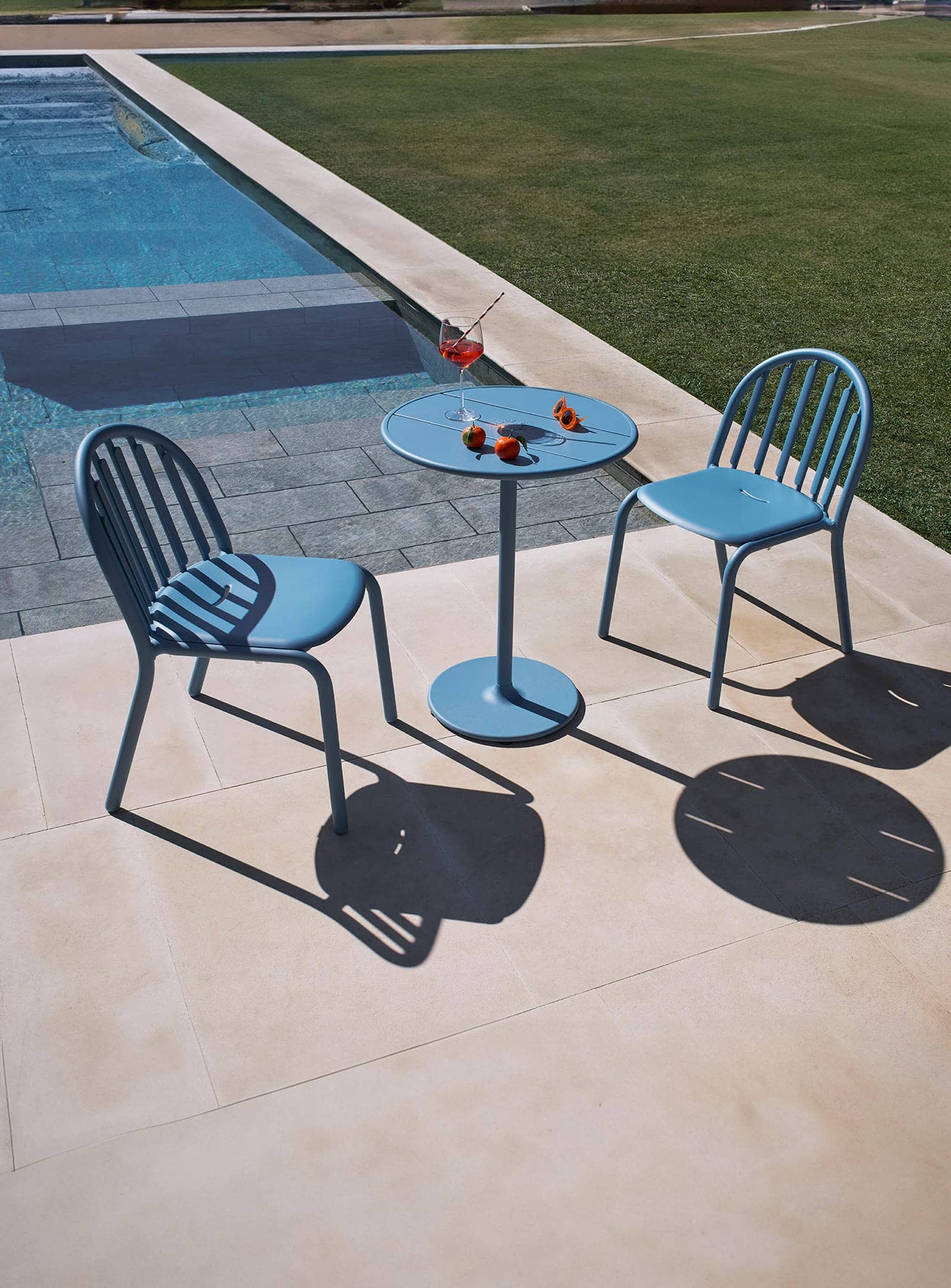 Collection Fred’s de Fatboy : mobilier extérieur en aluminium résistant, alliant design élégant, confort et durabilité.