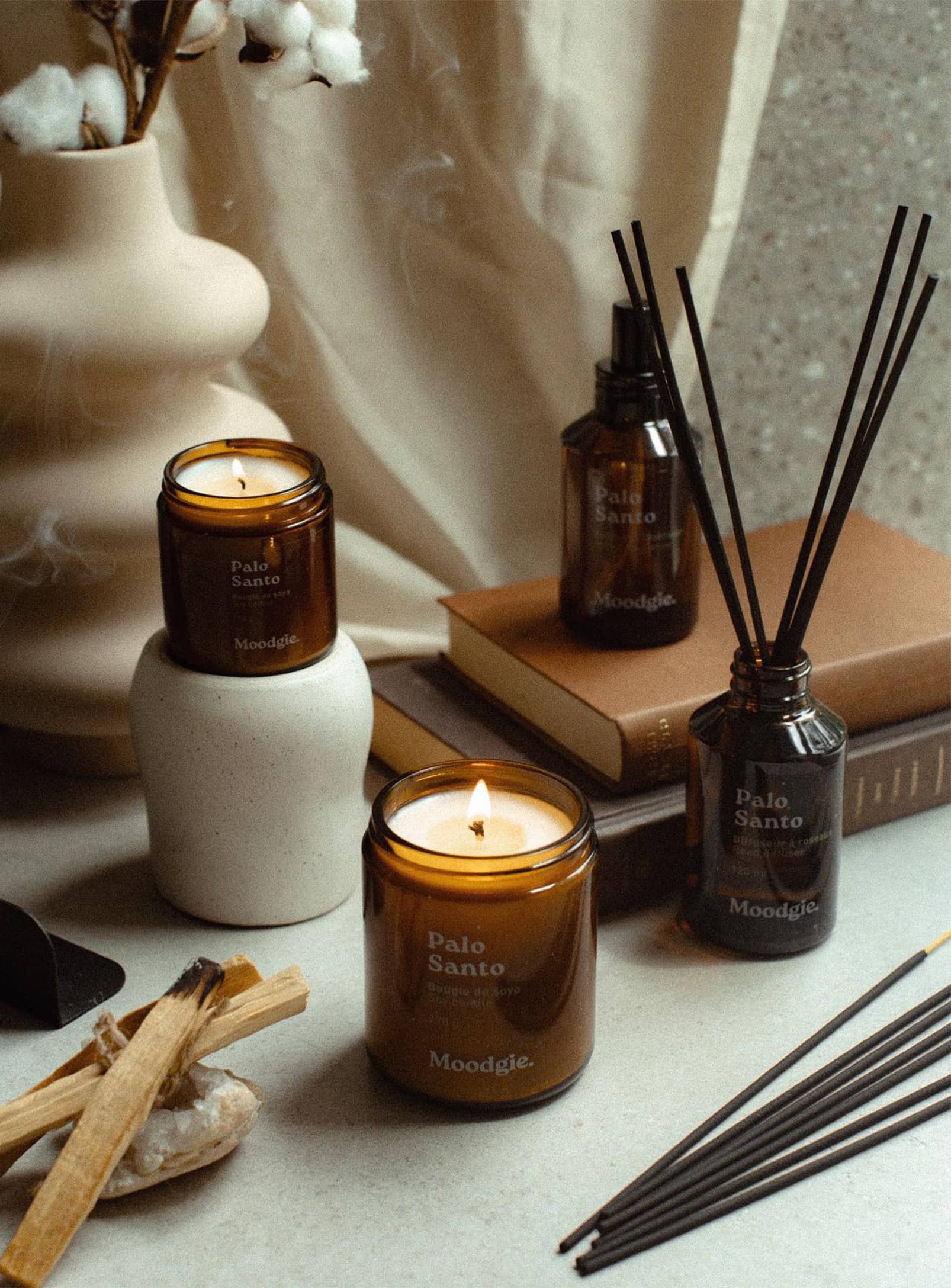Moodgie, la marque montréalaise qui transforme votre intérieur en un refuge sensoriel. Inspirée par la nature, elle crée des bougies et diffuseurs aux fragrances raffinées et écoresponsables.