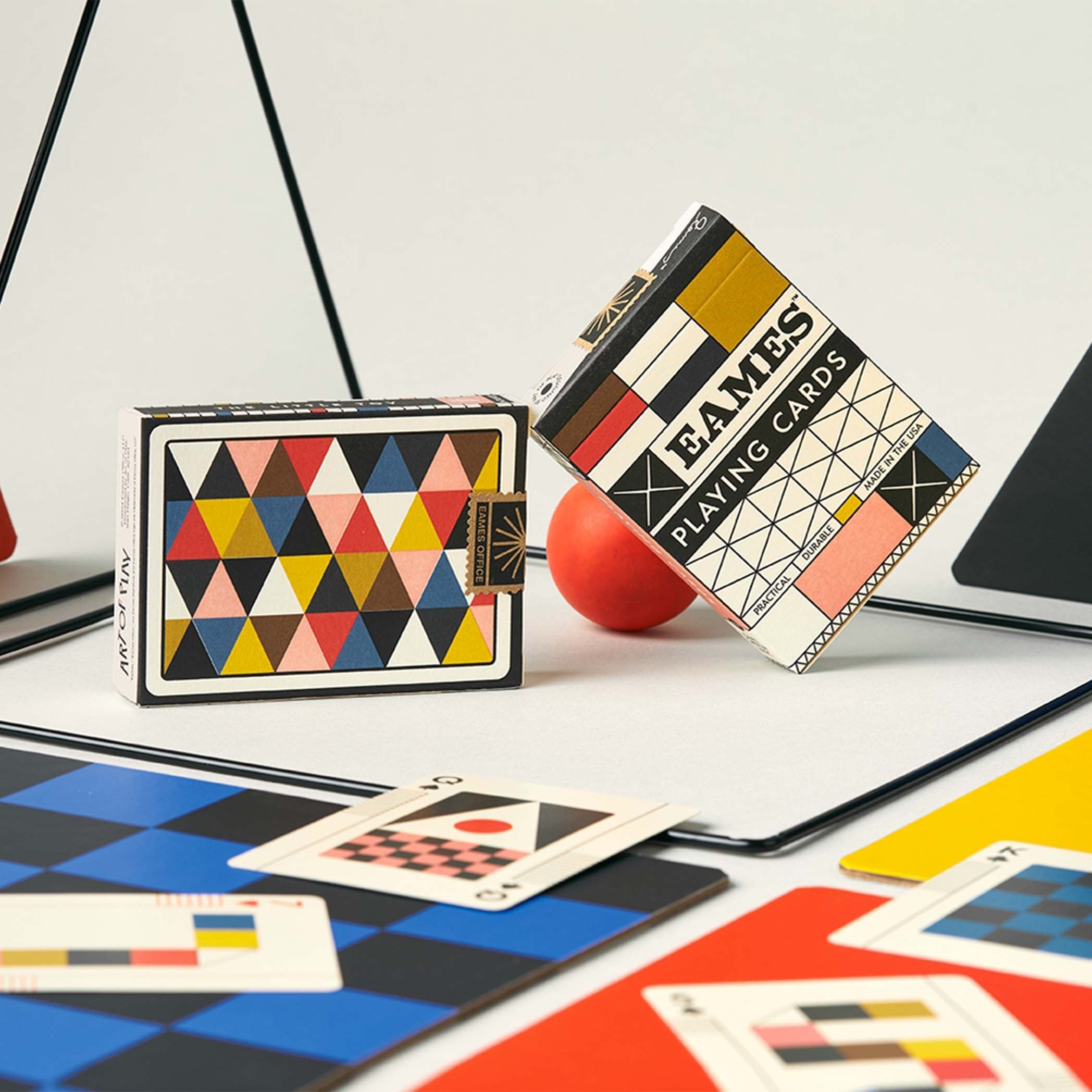 Découvrez Art of Play, fondée par les magiciens Dan et Dave Buck, une collection unique de cartes, puzzles et objets de curiosité pour éveiller la magie en chacun.